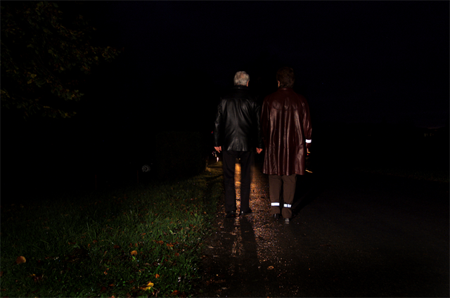zwei in der Dunkelheit spazierende Menschen
